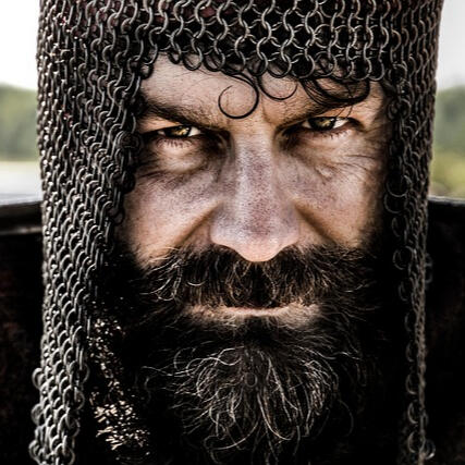 király viszály pénz szegény gazdag harc